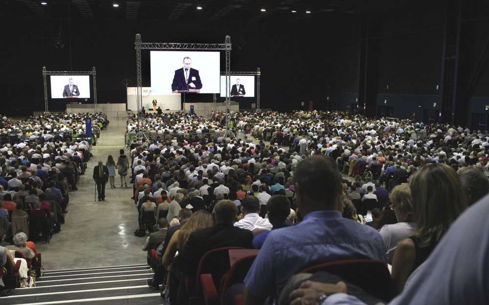 Environ 5 000 Témoins de Jéhovah à l’Espace Carat